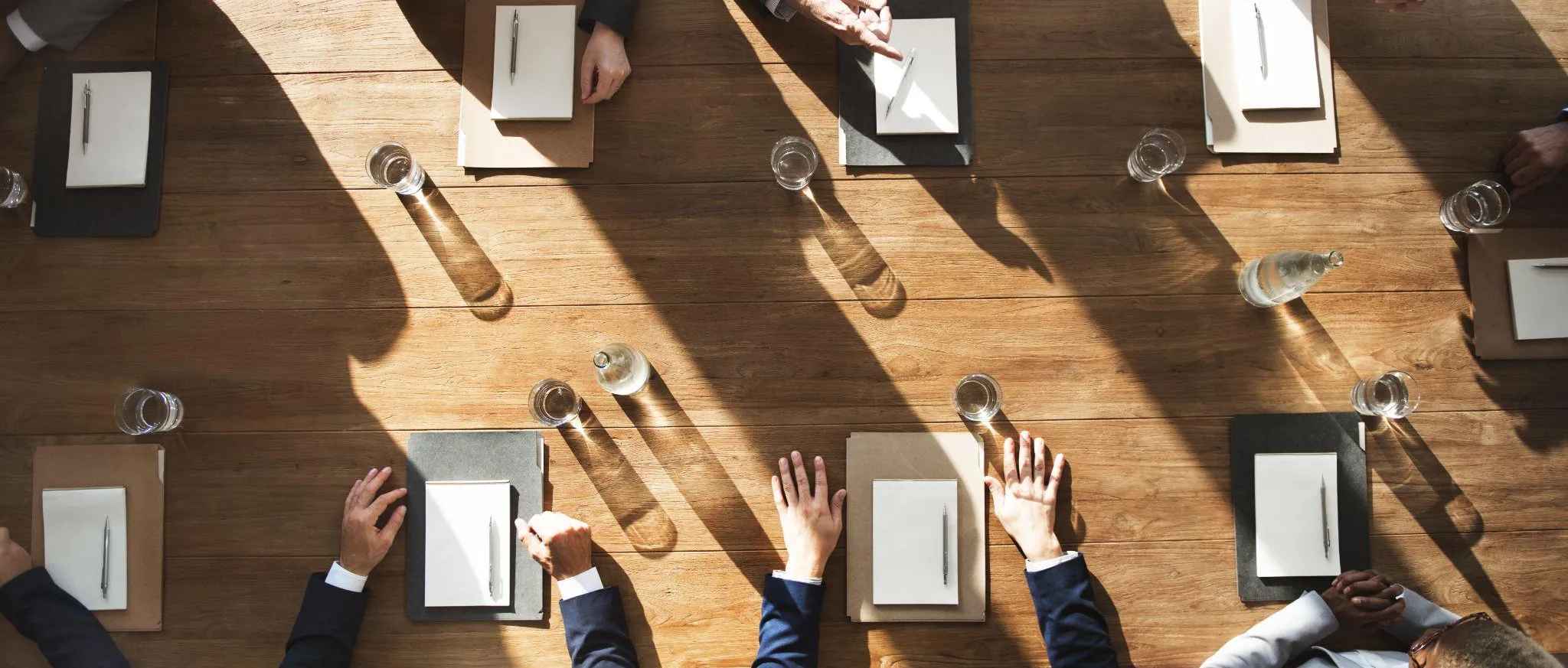 Directorio reunido en torno a una mesa, visto desde arriba.